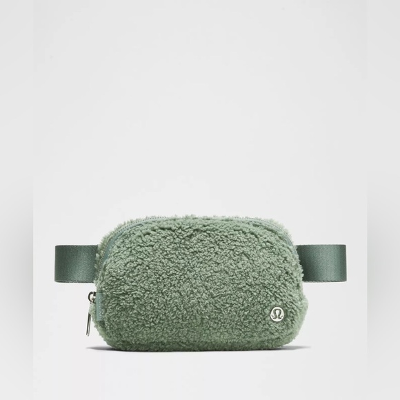 🆕💚 Lululemon Everywhere Belt Bag Fleece - Grey Eucalyptus Silver - Picture 1 of 3